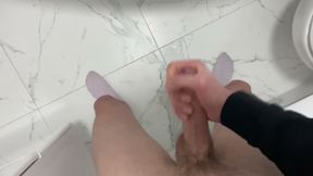 Guy Cums Juicy Without Hands in the Bath