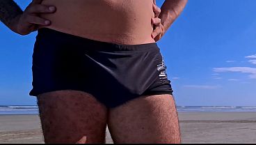 Esposa Sem Calcinha e Plug Anal Gigante na Praia e Mercado - Exibicionismo Perverso