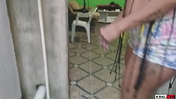 KSAL HOT sai para procurar um  lugar para fuder na rua, e acha uma casa abandonada, o dono chega na hora da foda e come a buceta da safada da Danny hot tamb&eacute_m