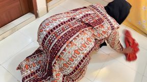 saudi beautiful big ass & tight pussy stepmom stuck under bed now she want rough anal from stranger