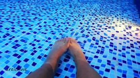 Fetiche de pies en una piscina grande