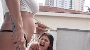 eu e minha amiga limpando a varanda do apartamento, fizemos a obra da frente parar...os pedreiros ficaram malucos.