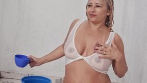 eu e minha amiga limpando a varanda do apartamento, fizemos a obra da frente parar...os pedreiros ficaram malucos.