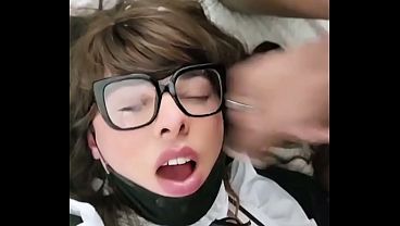 Chica trans obligad a tener sexo mientras limpia habitaciones