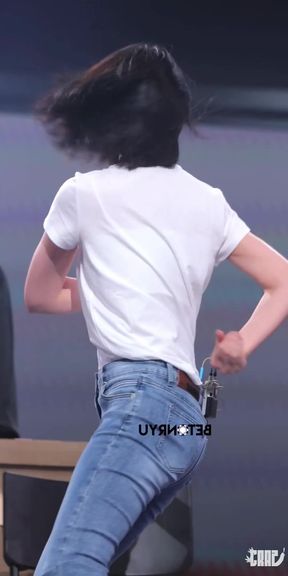 K-pop beauty shakes her ass in jeans (slow-mo)