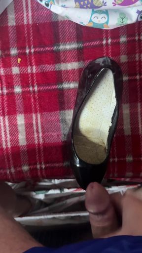 Cumming on black heels