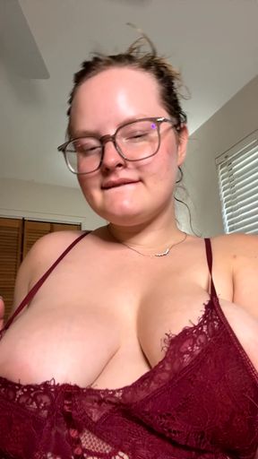 Amateur with big tits exposes her chest for a titillating show