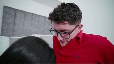 MILF divorciada se folla a Nerd virgen para que la ayude a invertir online ! Kylei Ellish y Pipe Boy