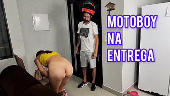 Safada sozinha em casa recebe motoboy s&oacute_ de toalha de banho!