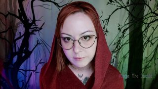 Cosplayer di Cappuccetto Rosso che succhia un grosso dildo