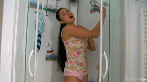 young latina lucilla r is spritzing her clit with a handheld shower!