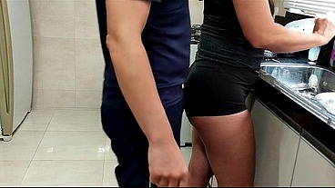 Meu cunhado pervertido tira vantagem de mim enquanto estou lavando a louça
