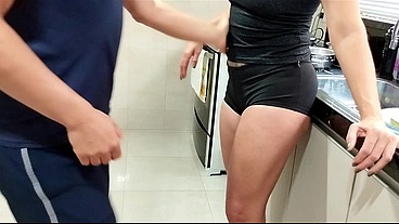 Meu cunhado pervertido tira vantagem de mim enquanto estou lavando a louça