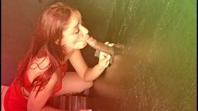 primeira vez esposa com dotado gloryhole leva gozadas e estranhos!