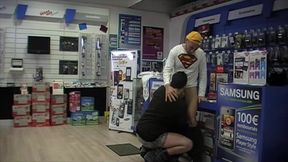 baise par le venderu de telephone dans sa boutiqueincoryable le vendeur de ...