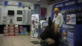baise par le venderu de telephone dans sa boutiqueincoryable le vendeur de ...