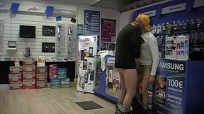 baise par le venderu de telephone dans sa boutiqueincoryable le vendeur de ...