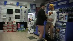 baise par le venderu de telephone dans sa boutiqueincoryable le vendeur de ...