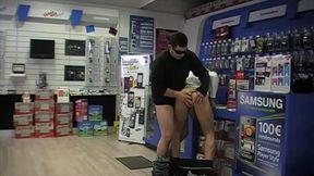 baise par le venderu de telephone dans sa boutiqueincoryable le vendeur de ...