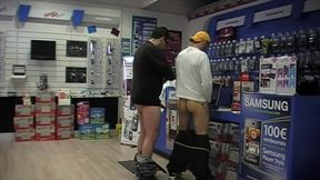 baise par le venderu de telephone dans sa boutiqueincoryable le vendeur de ...