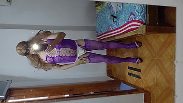 Hombre de color con una gigantesca y gruesa vergota folla a maduro crossdresser en lenceria morada y se excita y acaba dentro de su culo llenándolo de su leche