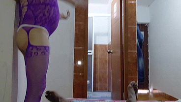 Hombre de color con una gigantesca y gruesa vergota folla a maduro crossdresser en lenceria morada y se excita y acaba dentro de su culo llenándolo de su leche
