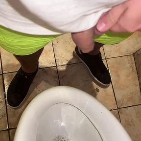 Peeing and cumming in public toilet after beach