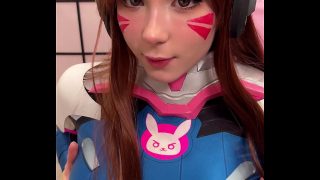 Cosplayer D.Va amador com seios grandes dá prazer oral intenso