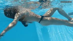 ”Swimming pool underwater naked babe Bonnie Dolce”