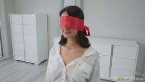 Blind folded babe Eliza Ibarra allows to do everything her wants