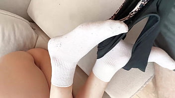 Stepdaughter needs the truth! Is it better to lick a shaved pussy or a hairy one?!