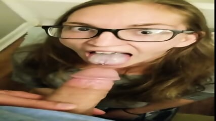 Chaude amatrice a genoux dans la salle de bain pour sucer son mec