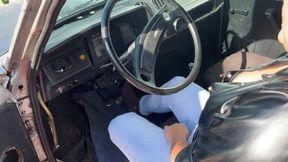 Barbara struggles to start the old Fiat 147.