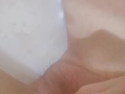 Парень дрочит и кончает в ванной