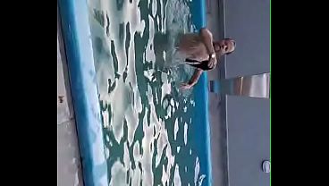 Ruiva brinca na piscina chupando um pau at&eacute_ levar gozada