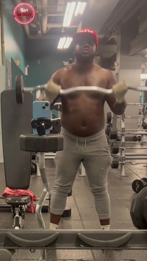 Hunky amateur bear flexes his thick muscles at the gym