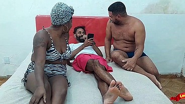 Puta angolana fode com dois e fica com cu arrombado.