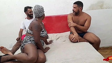 Puta angolana fode com dois e fica com cu arrombado.