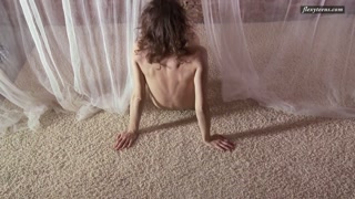 Tight pussy babe Razdery Noga stretching her legs