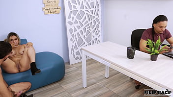Inversionista se folla a la secretaria puta mientras su jefe cuck no los ve