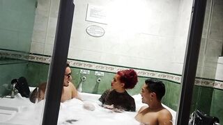 TRIO -Mi hermanastro y yo nos vamos a la MILF latina en el jacuzzi leche en las tetas