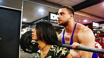 Jully gostosa da academia malhando