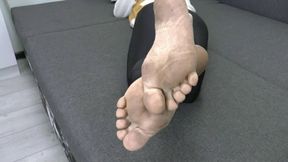 You are lying on the bed with very dirty soles WMV HD 720p