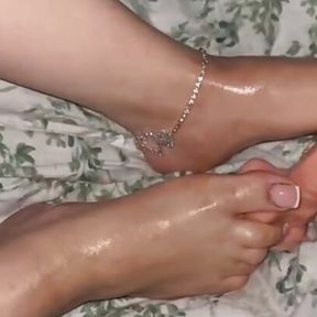 Latina Slut Gives Big Dick A Sensual Footjob Massage JOI - Cum on my feet 🥹