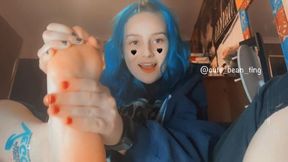 BEAN WORSHIPS HER FEET