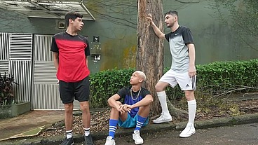 Depois do futebol, sentei gostoso na pica do amigo pauzudo - Completo