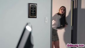 Obsessed assistant goes down on Jessica's juicy cunt