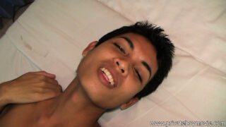 Fără șa, fisting – curve asiatice slabe gay care își fac sex în anus