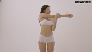 Super hot brunette Saule Elastiga mega flexible teen
