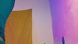 Pendandan rambut montel berbulu memakai gaun mengambil zakar hitam besar jauh di pantat mereka